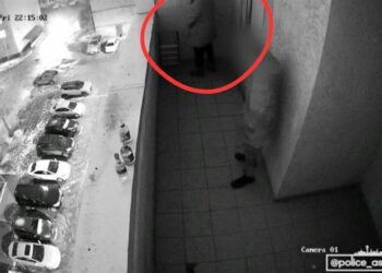 Мужчина справил нужду на открытом балконе подъезда: как борятся с вандалами в Астане