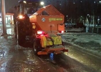 В Астане тротуары и дороги посыпают песко-соляной смесью