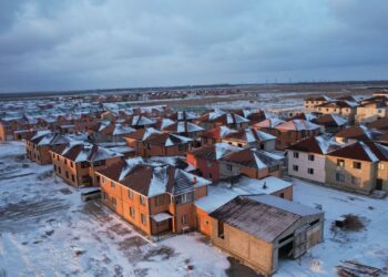 «16 лет без документов на жилье»: проблему жителей микрорайона решили в Астане