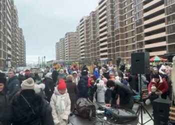 Ждали газа 8 лет: жители Астаны устроили праздник с юртами и караоке