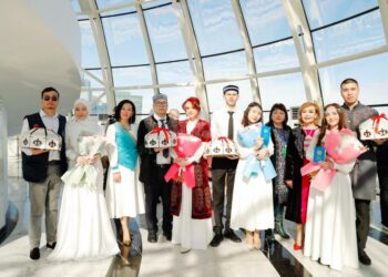 Столичные молодожены получили свидетельства о бракосочетании на вершине «Байтерека»