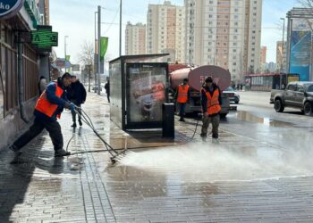 Уборка улиц, промывка мостов: весенняя саночистка началась в Астане