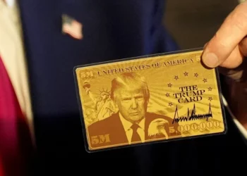 Гражданство США за $5 млн: Трамп запускает золотую карту с его лицом для миллионеров