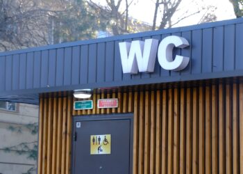 Летний режим и вандализм: что происходит с туалетами Алматы