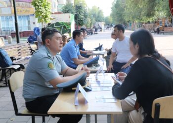 В Алматы сотрудники ДЭР провели встречу с жителями Турксибского района