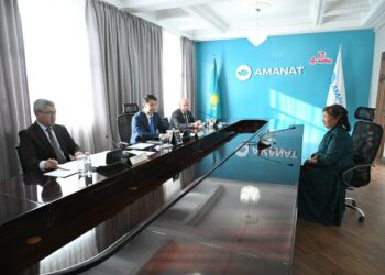Аким Алматы Дархан Сатыбалды провёл личный приём граждан на площадке партии AMANAT