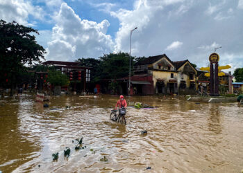 Наводнение во Вьетнаме: десятки погибших и тысячи домов под водой