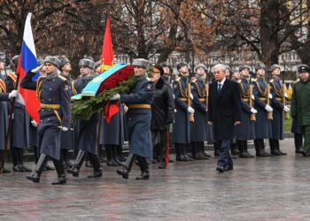 Токаев возложил цветы к «Могиле неизвестного солдата» в Москве