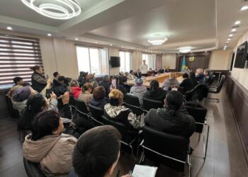 Замаким Алматы Бейбут Шаханов встретился с жителями Алатауского района по компенсациям за выкуп участков