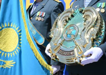 В Жетісу одновременно подняли Флаги на 35 новых флагштоках в 35 населенных пунктах