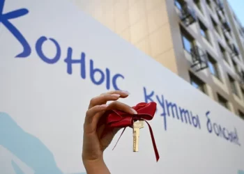 Еще 1832 квартиры: в Алматы продолжается вручение жилья очередникам