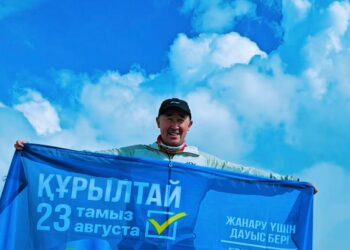 «Самый высокий голос»: Альпинист Максут Жумаев призвал казахстанцев прийти на выборы в Курултай