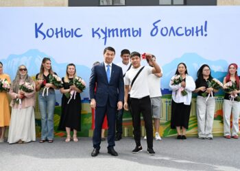 Аким Алматы Дархан Сатыбалды вручил ключи от квартир новоселам